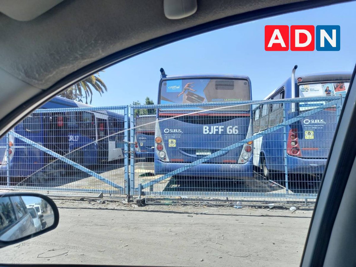 adnradiochile's tweet photo. 🗳 #ADNLaDecisiónFinal | Auditores de Radio ADN reportan gran cantidad de buses del Transantiago en sus terminales https://t.co/3scM5nc88J https://t.co/4AOEiWybPD