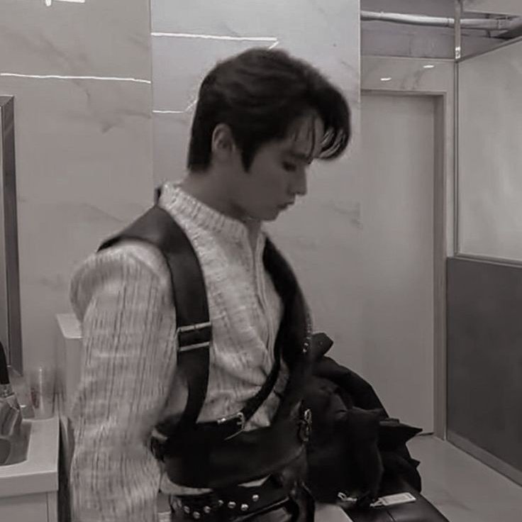 LKNRACHA's tweet photo. [MINSUNG AU]

last shot

Han Jisung um homem com honestidade a desejar, acaba devendo muito dinheiro para Changbin um mafioso muito conhecido e perigoso, e com isso Lee Minho braço direito de Changbin, fica responsável por acabar com Jisung. https://t.co/BnjwGuXcOt
