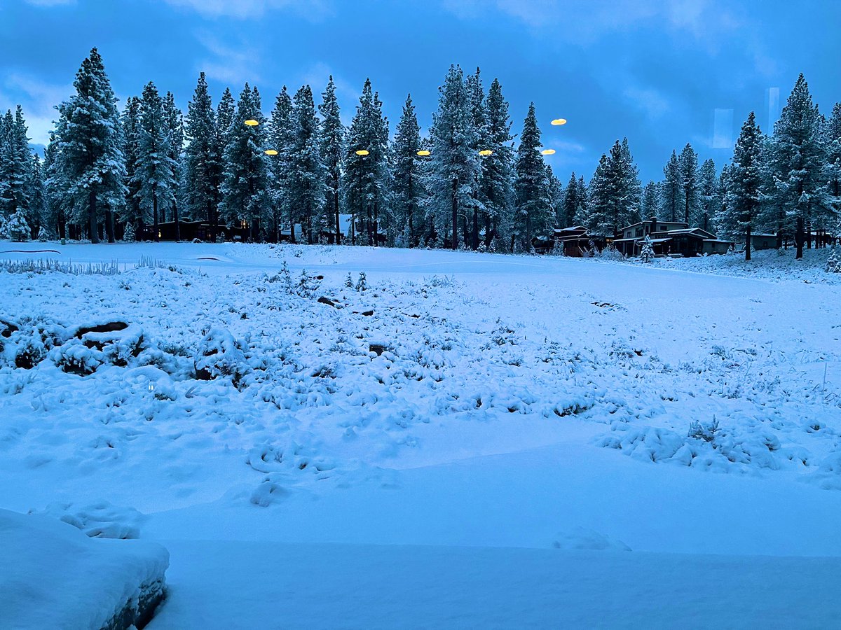 MattRob19's tweet image. 8 hockey games in 36 hours is a lot. Let’s get 2 more wins, have some Denver airport beers and then sink myself in the hot tub with this view behind me #Tahome