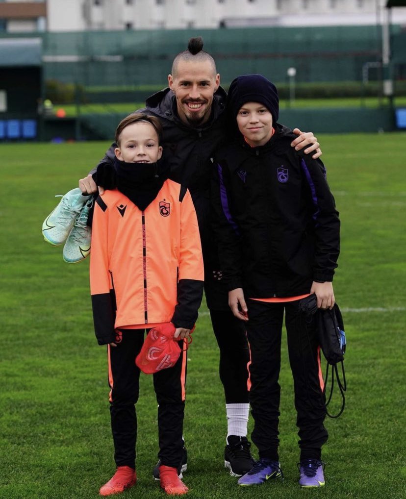 Sosanın kızları Hamsik abimin oğullarının getir götürünü yapar.