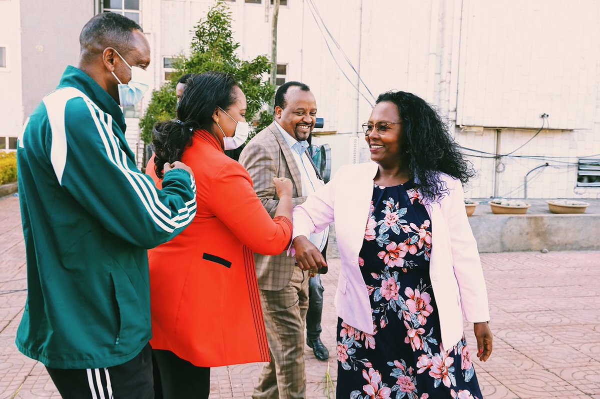AdanechAbiebie's tweet photo. "ከደጀንነት እስከ ግምባር "በጀግንነት የተፃፈው የከተማችን አርሶአደሮች ታላቅ ገድል!! 1/5 https://t.co/oYEWWfF1lm