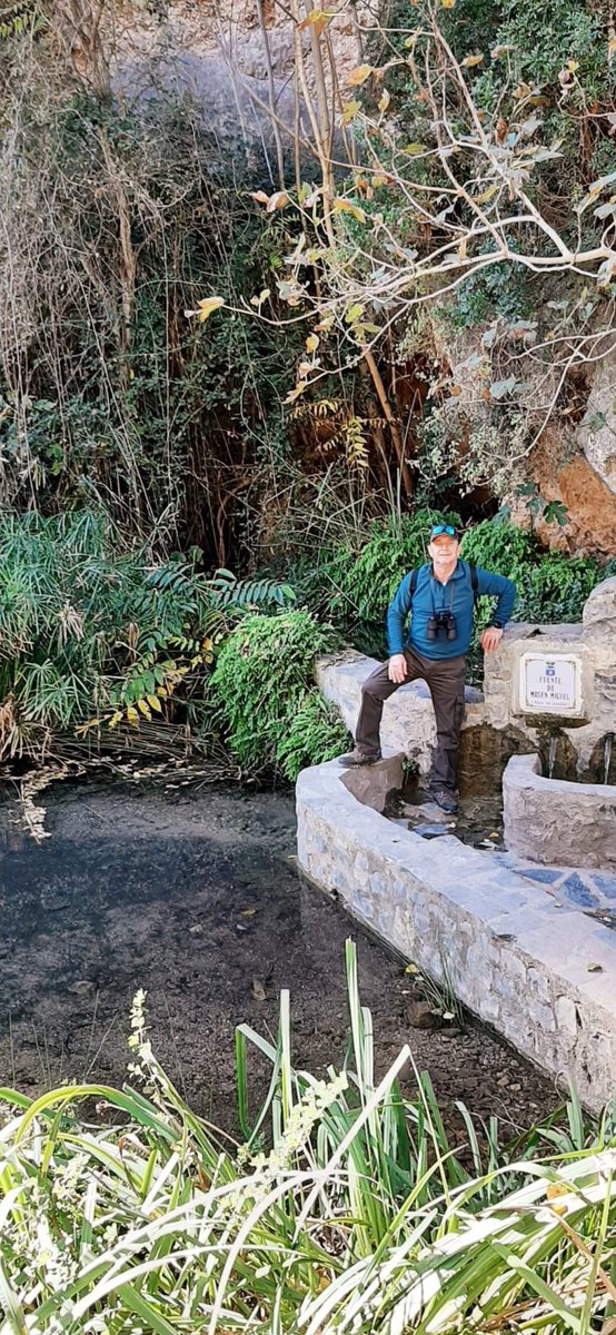 Descanso en una fuente de un día de senderismo 😉🏞️