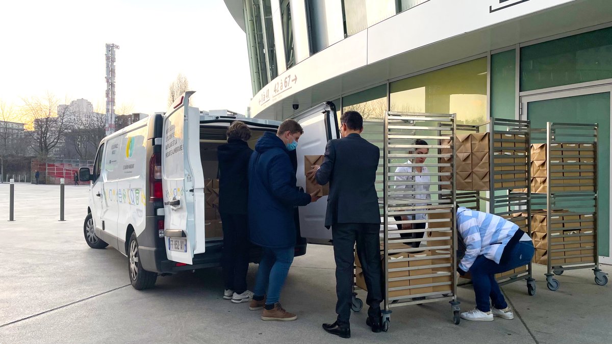 plenitudearena's tweet photo. 🙏 Paris La Défense Arena lutte contre le gaspillage alimentaire.

🤝 Suite à l'annulation de @racing92-Ospreys, les 200 paniers repas prévus pour le match ont été donnés au @lechainon2014 pour être redistribués.

Merci aux équipes pour ce beau geste 😘
#Solidarité #RSE #Racing92 https://t.co/px0DlzlOHS