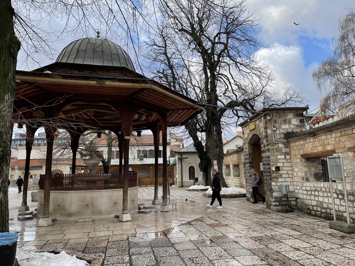 fuadidi's tweet photo. #Sarajevo #shadervan square #Gazi #Husrev #Mosque
Winter script @ihsanaktas @akadirbas https://t.co/Oq5libQz3e