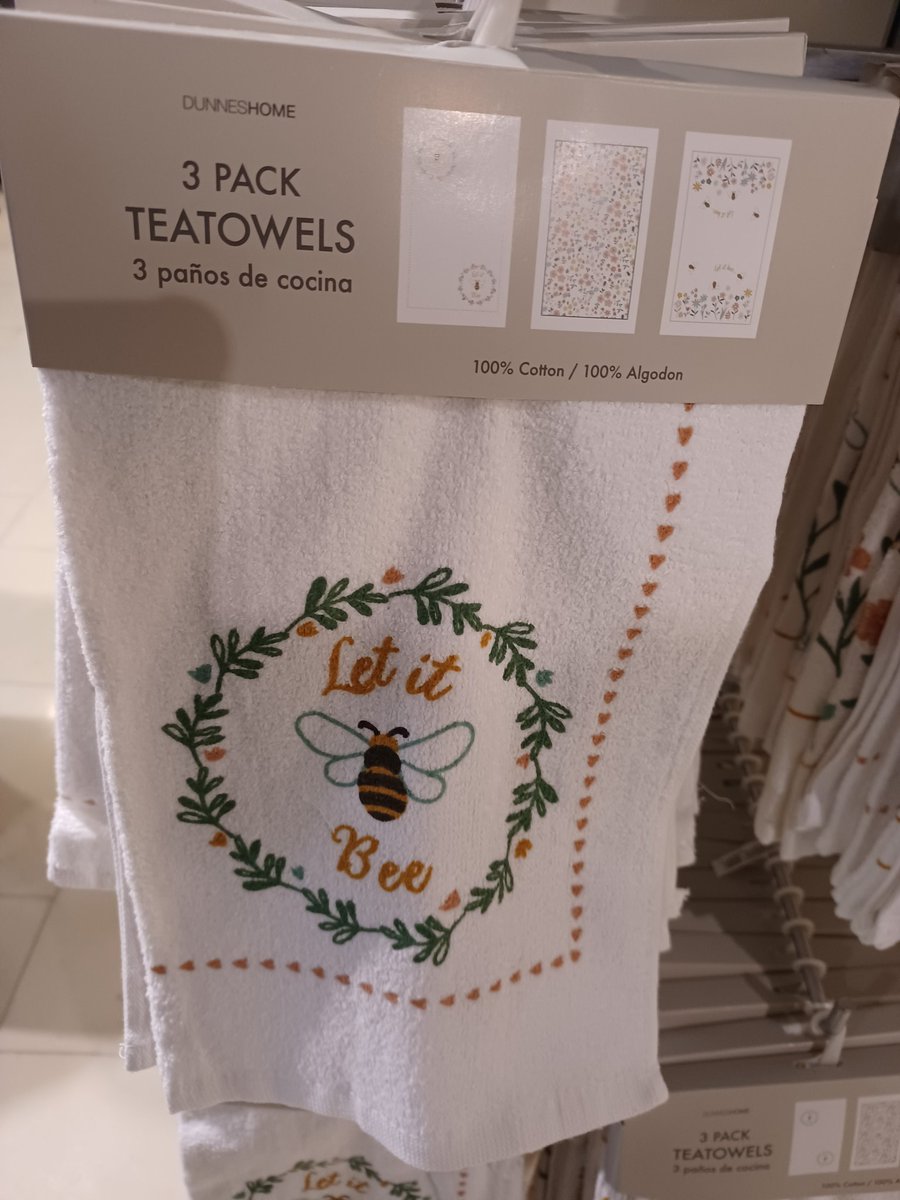 StephenMcC1979's tweet photo. @Farrantula @lukewestaway @johnneh I see the #Beeples merchandise has made it out in time for Christmas https://t.co/TrMqgb3tB8