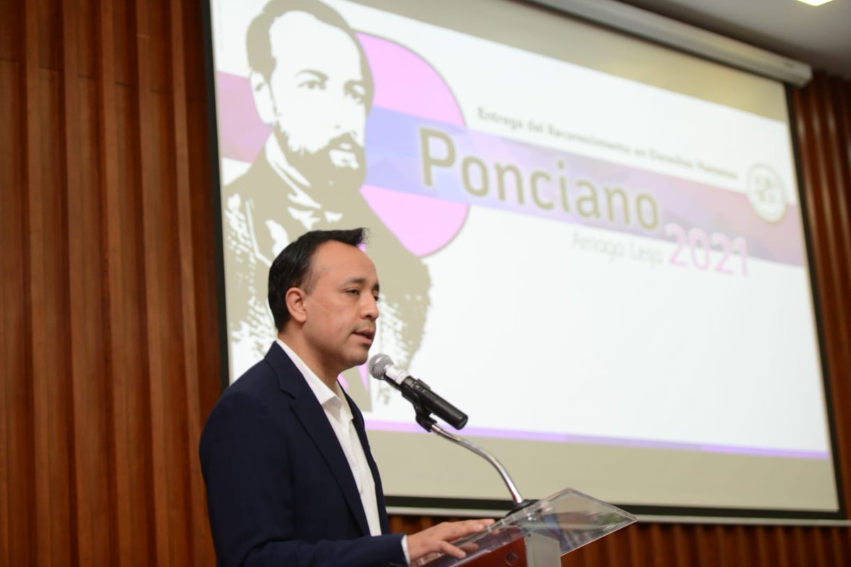 CDHCMX's tweet photo. #CDHDF otorga Reconocimiento en Derechos Humanos "Ponciano Arriaga Leija 2021", en la categoría de Lucha y Defensa por los Derechos Humanos, a David Peña Rodríguez, por su incansable labor en favor de las causas sociales. Entrega galardón Ombudsperson capitalina, Nashieli Ramírez https://t.co/u4Iam2L3eI