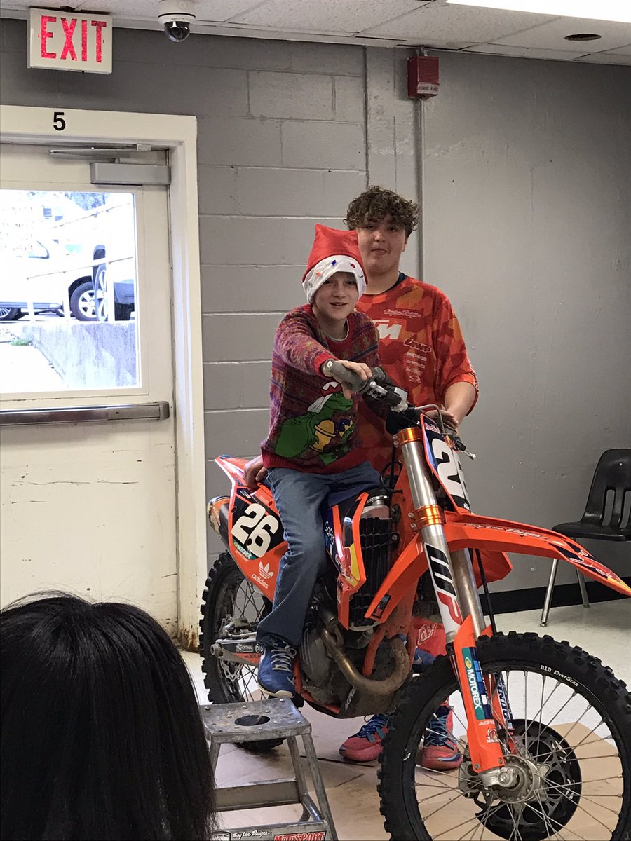 MrsTresterBerry's tweet photo. Helmet size is important!!! #fmsteach @BethHouf https://t.co/nFvjC2R9ht