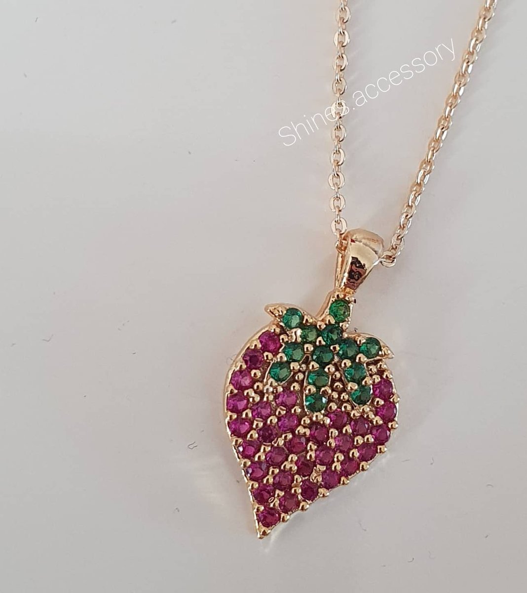 Çilek Figürlü Zirkon Kolye 💕
Birlikte güzel kombinler ve şirin paketler hazırlamak için bize DM'den ulaşabilirsiniz 💞
#yeniyıl #yeniyılhediyesi #takı #aksesuar #kolye