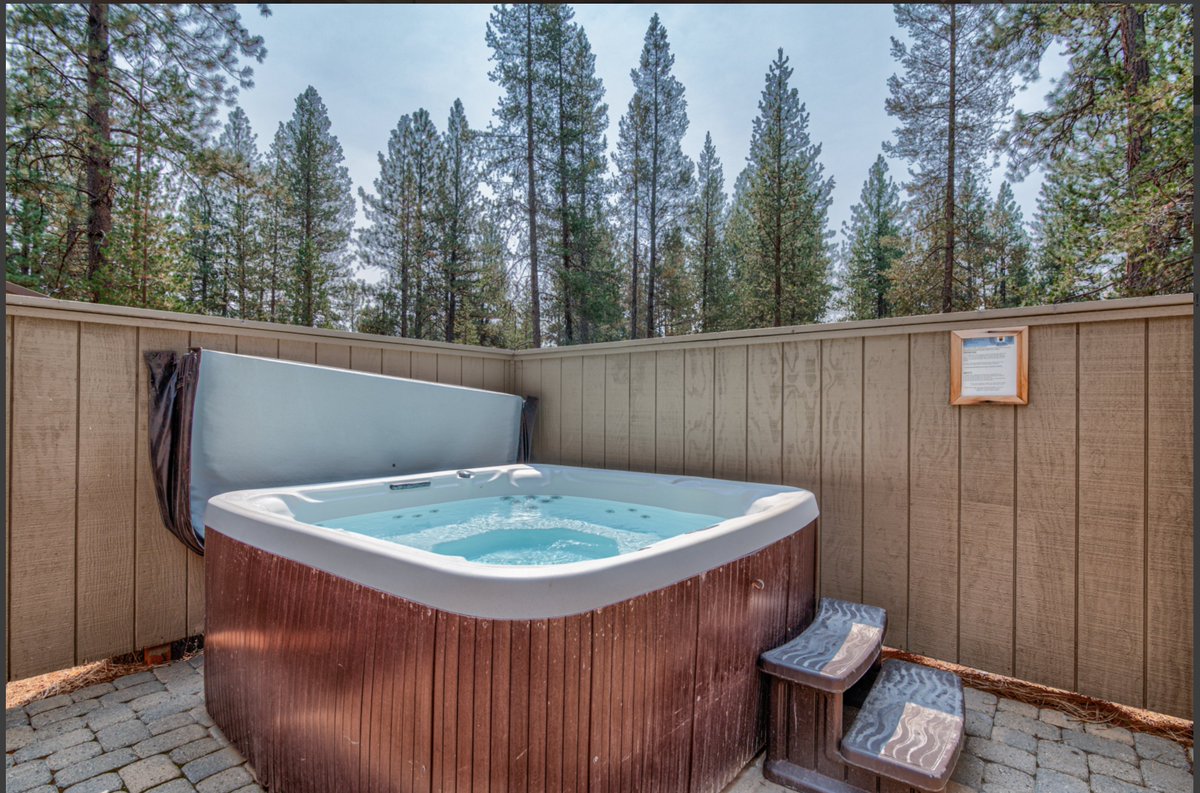 VPSunriver's tweet photo. Dreaming of a white christmas? Then come on down to Sunriver's winter wonderland and stay at 5 Diamond Peak lane! This single story homes sleeps 7 and includes a hot tub! Learn more: https://t.co/DhaLGDxR7t https://t.co/CcmESvrXMB