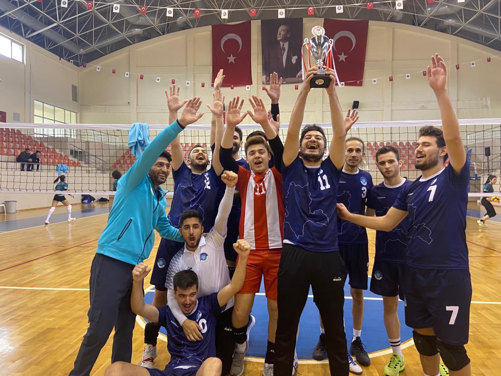 #NEÜnünEseri💯

Üniversitemiz voleybol takımı, Üniversiteler arası Voleybol 2. Lig Grup müsabakalarında Adana Alparslan Türkeş Bilim ve Teknoloji Üniversitesini yenerek turnuvayı 3’üncü 🥉 tamamladı.💪

Tebrikler çocuklar👏🏻👏🏻