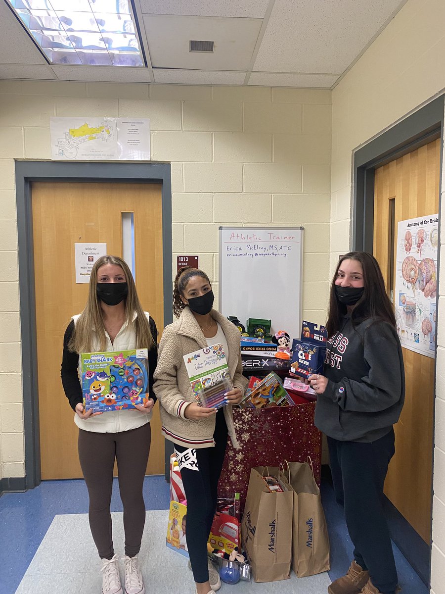 Girls soccer donating to the <a href="/WildcatWALC/">Weymouth Athletic Leadership Council</a> holiday toy drive right up until the final whistle!  

#Catson3