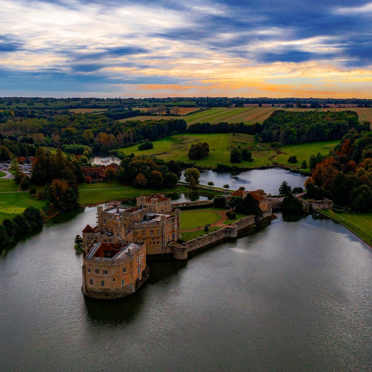 Final autumn scenes before winter officially arrives 🍂 ❄️

📸 <a href="/dji_drones_uk/">DJI DRONES UK™️</a>

#leedscastle #englishcountryside