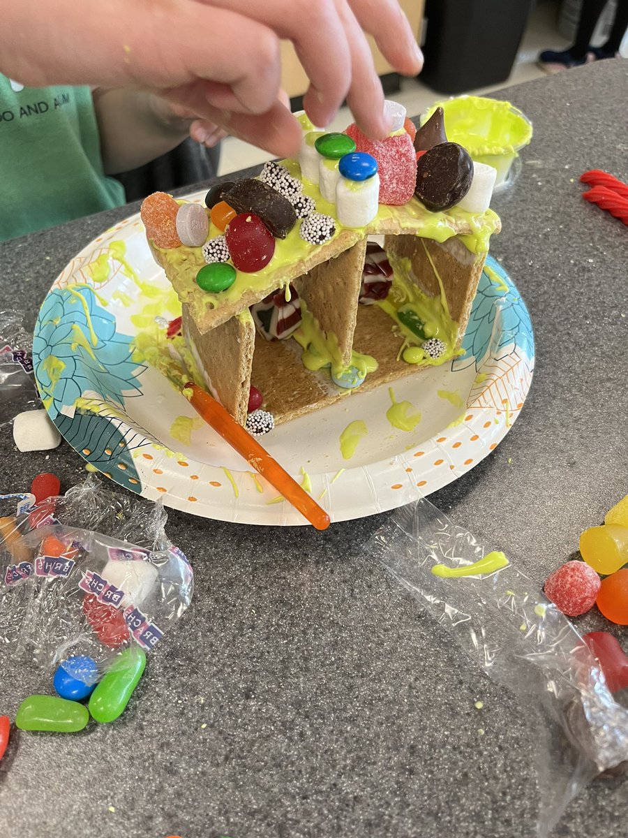TremontMissm's tweet photo. Wrap up of our gingerbread unit- by making houses! It was so much fun & I love how creative they were!! #handsonlearning #integratedstudies #daybeforebreak #theylovedit #notyouraveragegingerbreadunit https://t.co/GX5JTKLOQb