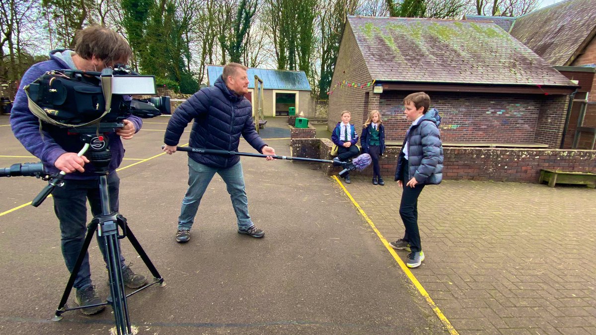ScotSuffragette's tweet photo. 🙏🏾Thanks to @ITVborder 's @BruceKMcKenzie
& 🎥cameraman Mike for joining us today at #Duncow Primary School!
It was an honour to listen to Duncow's incredible students speak about the UN Convention on the Rights of the Child –& links to #suffrage & #activism today!
#Education https://t.co/I1GMSbf7Vq