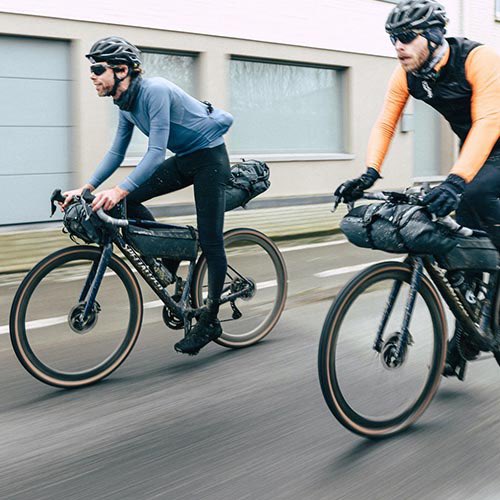 Tip! Hosts @laurens_ten_dam en @steviethunderbolt nemen je vanaf 20.00 uur mee op ontdekkingstocht, Live! Uit de Bike Motion Studio. Met <a href="/janwillemvansch/">jan-willem</a>, ultra-fietsavonturier @jamesmarkhayden en <a href="/Stefclement/">Stef</a> En de Bike Motion Awards 2021. livestream: bit.ly/3oXuJR8