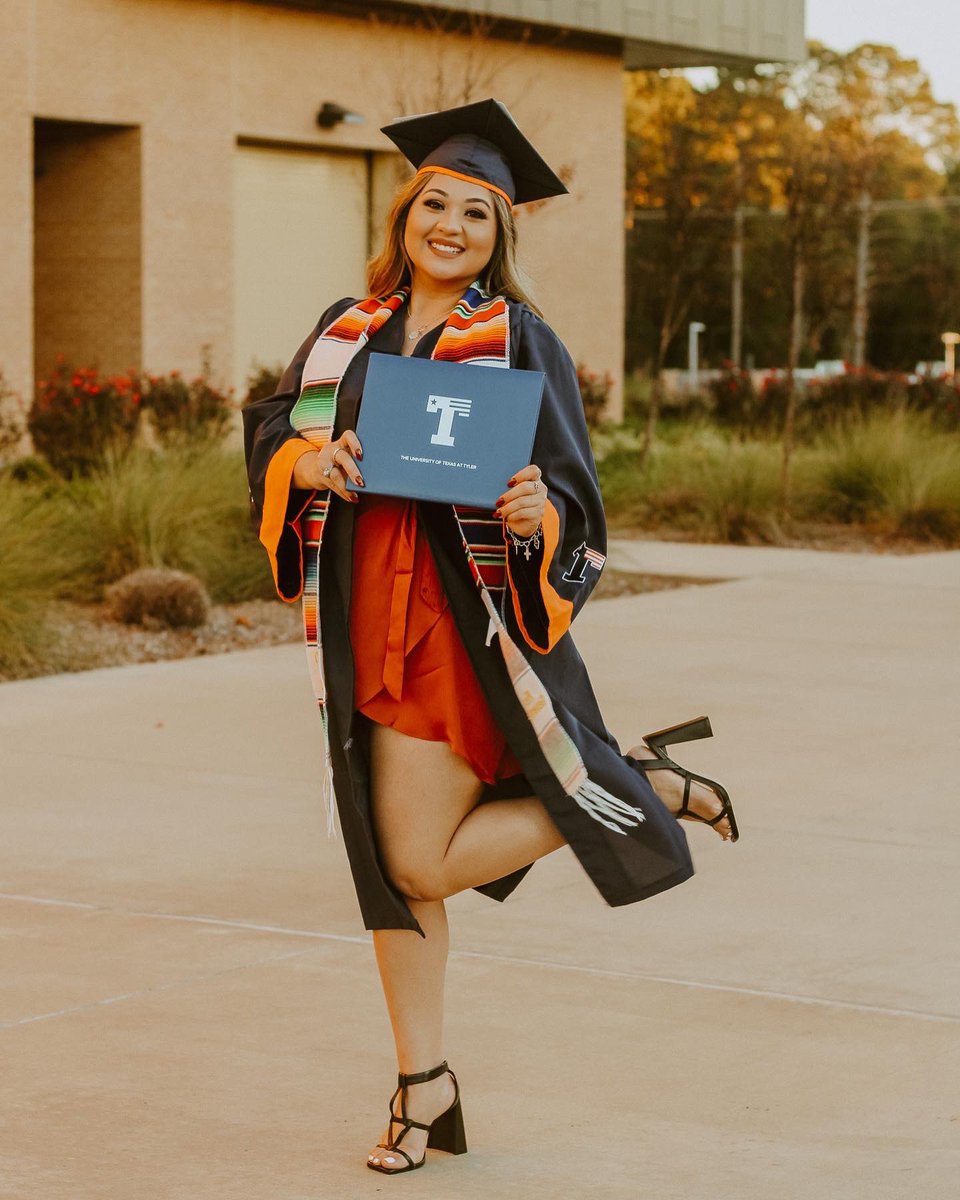 evez55's tweet photo. “It seems impossible until it’s done.”🧡
Bachelor of business administration in marketing w/ minor in Spanish.
December 18th, 2021
#utt21 #firstgeneration https://t.co/hX5CESPCYA