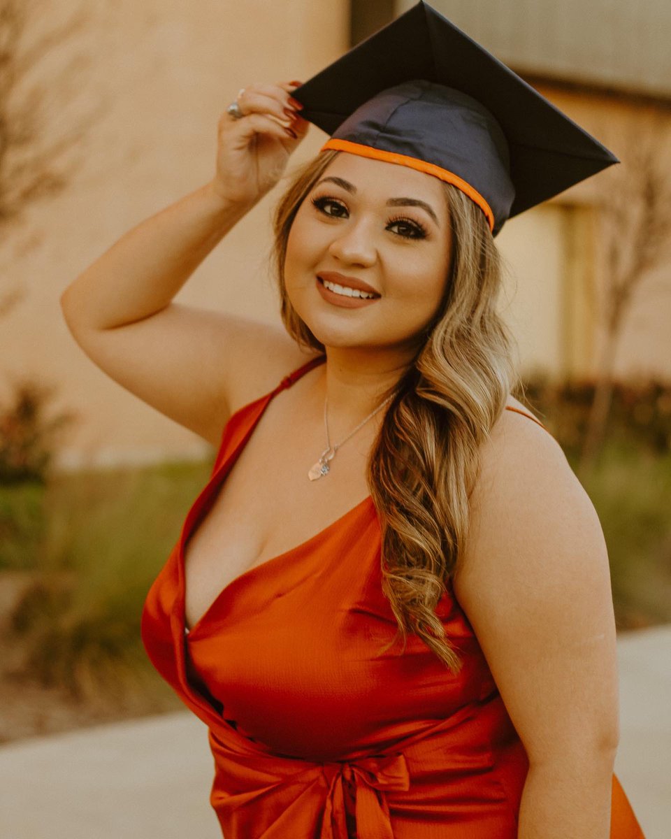 evez55's tweet photo. “It seems impossible until it’s done.”🧡
Bachelor of business administration in marketing w/ minor in Spanish.
December 18th, 2021
#utt21 #firstgeneration https://t.co/hX5CESPCYA