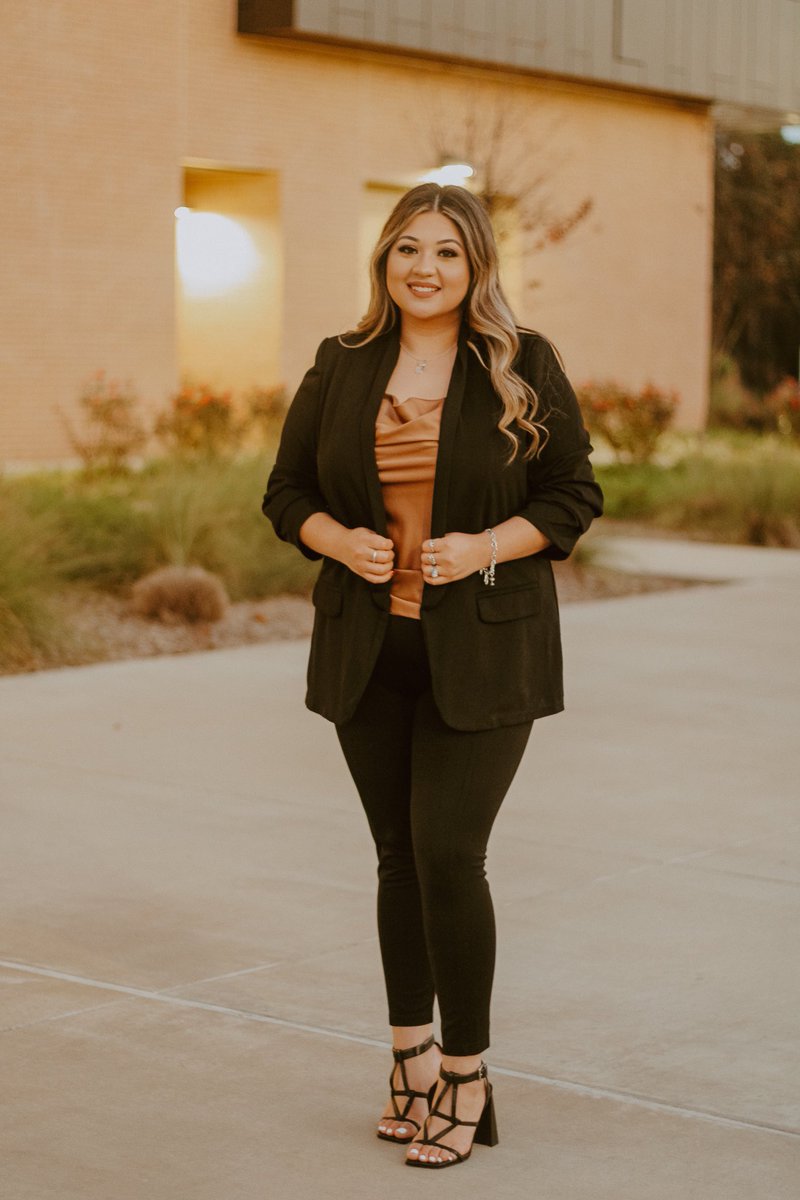 evez55's tweet photo. “It seems impossible until it’s done.”🧡
Bachelor of business administration in marketing w/ minor in Spanish.
December 18th, 2021
#utt21 #firstgeneration https://t.co/hX5CESPCYA