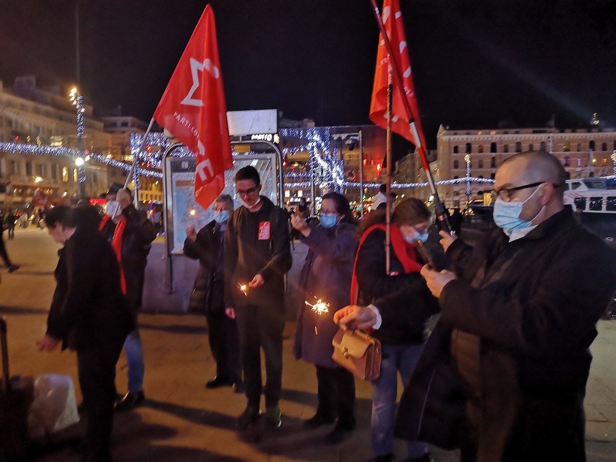 Sur le Vieux Port les communistes des BdR rendent hommage aux femmes, hommes et enfants disparus en mer. Nous réaffirmons notre soutien à ceux qui risquent leur vie pour rejoindre une terre d'asile il est temps d'ouvrir nos frontières #18DECEMBRE #journeeinternationaledesmigrants