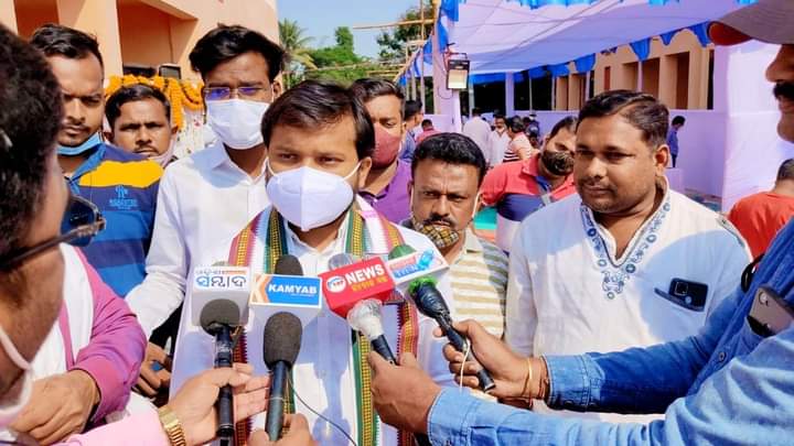 BiswalSouvic's tweet photo. ଏହାକୁ ଭିଡ଼ିଓ କନଫରେନ୍ସ ମାଧ୍ୟମରେ ମାନ୍ୟବର ନଗର ଉନ୍ନୟନ ବିଭାଗ ମନ୍ତ୍ରୀ ଶ୍ରୀଯୁକ୍ତ @jenapratap66 ମହୋଦୟ ଉଦ୍ଘାଟନ କରିଥିଲେ। ଆୟୋଜକ ସଦସ୍ୟ ବୃନ୍ଦ, ଉପସ୍ଥିତ ଅତିଥି ତଥା ବିଭାଗୀୟ ଅଧିକାରୀ ଗଣ ଓ ସ୍ଥାନୀୟ ଜନସାଧାରଣଙ୍କୁ ଆନ୍ତରିକ ଶୁଭେଚ୍ଛା ଓ କୃତଜ୍ଞତା ଜଣାଉଛି। 🙏
#TransformingCuttack
#DevelopmentWorksInCuttack https://t.co/cfkafs9T9f
