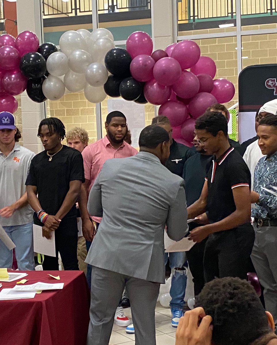 OfficialLeRoyJr's tweet photo. Fun family night @GRHS_Football #banquet βOUTWORK EVERYBODYβ #varsity #football Russell Allen received Academic All District
Iβm very #proud of his #hardwork and #dedication in the classroom! He has surprised a few people and turned some heads with on the #field also
#wergr https://t.co/J9IGD3g59q