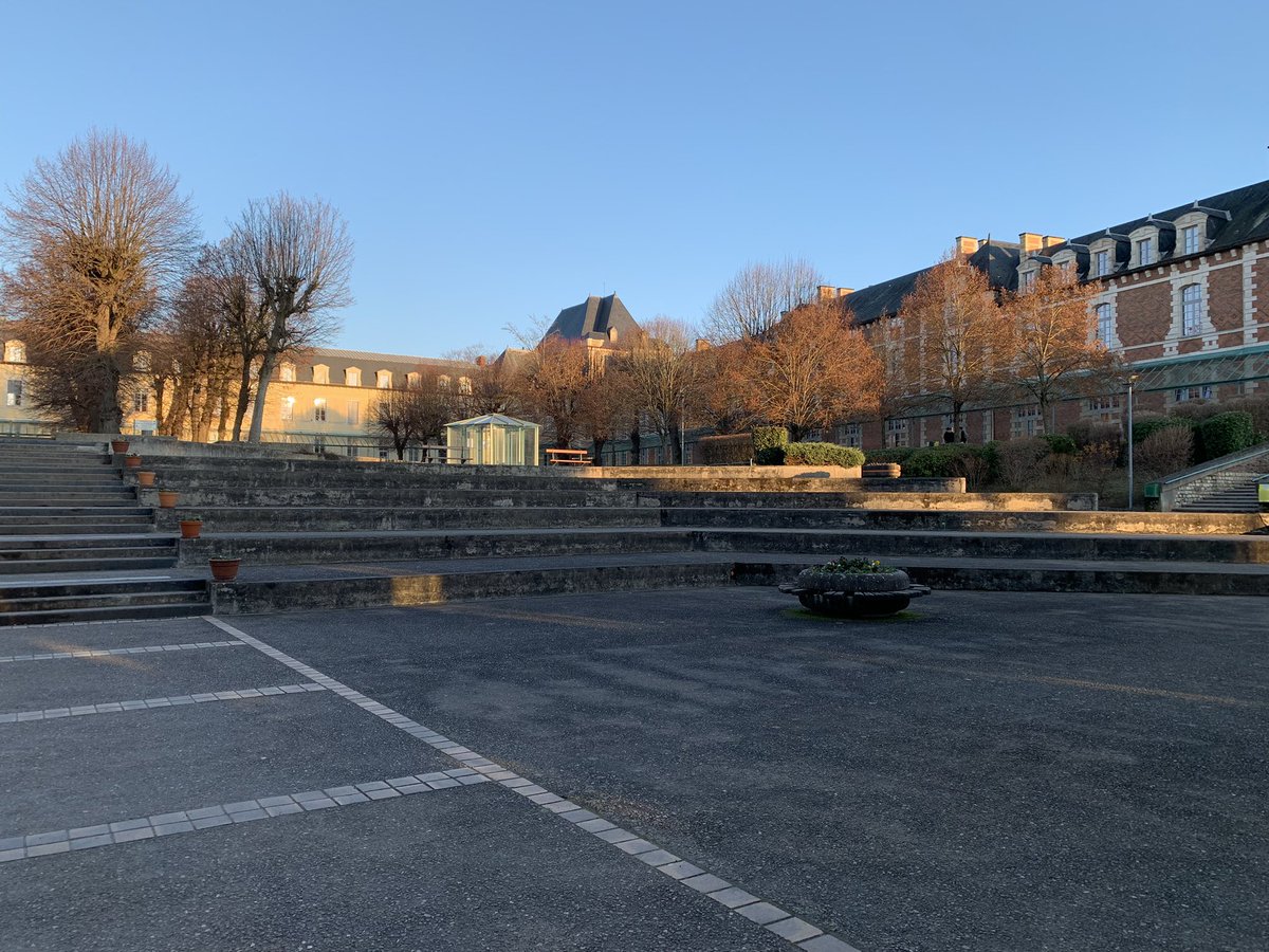 bon_compagnon's tweet photo. Mattez le + beau lycée de France https://t.co/5oUGFZtoDJ