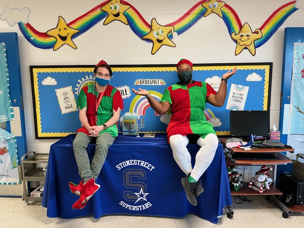 StonestreetJCPS's tweet photo. From our #Superstar family to your #Superstar family - we wish you a peaceful winter break! See you January 4, 2022! #HappyNewYear2022 @kam_mason5 #BlessingsInABackpack #StuffThatBus https://t.co/jtwYBvOHN7