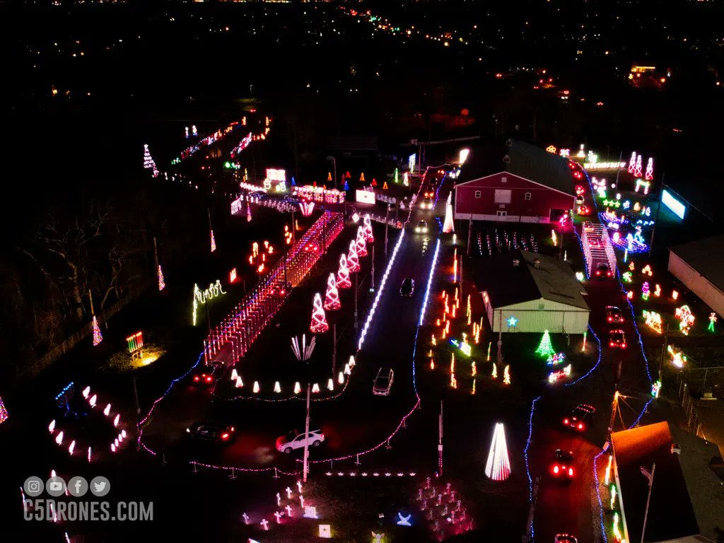NJholidaylights's tweet image. Those who say only sunshine brings happiness have never been to a holiday light show in the rain. We will be open tomorrow rain or shine! Come watch the lights twinkle brighter! Do you have your ticket? winterwonderlightshows.com

#rainyday #beautifullights #whattodo
