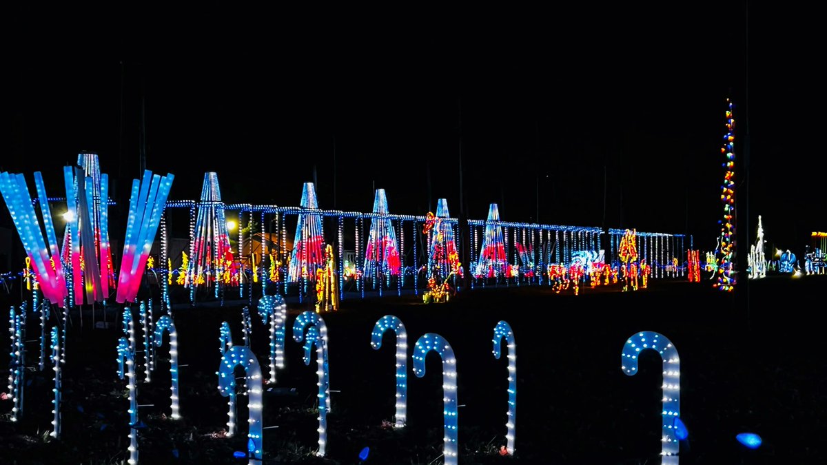 NJholidaylights's tweet image. Those who say only sunshine brings happiness have never been to a holiday light show in the rain. We will be open tomorrow rain or shine! Come watch the lights twinkle brighter! Do you have your ticket? winterwonderlightshows.com

#rainyday #beautifullights #whattodo