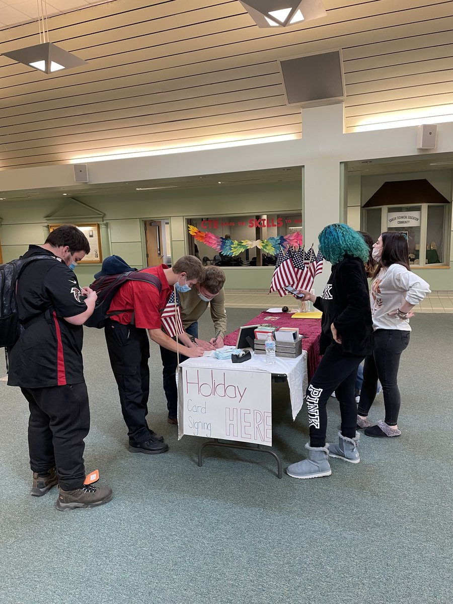 MOBOCES1's tweet photo. #moboces Cosmetology srs launched an effort to mail 100s of cards to the military. They worked w #cte Graphic Design to design the cards, solicited donations to mail/print &amp; held a signing session. #servicelearning #handsonlearning #collegeandcareerready #operationcollaboration https://t.co/WEfZgH3F0R