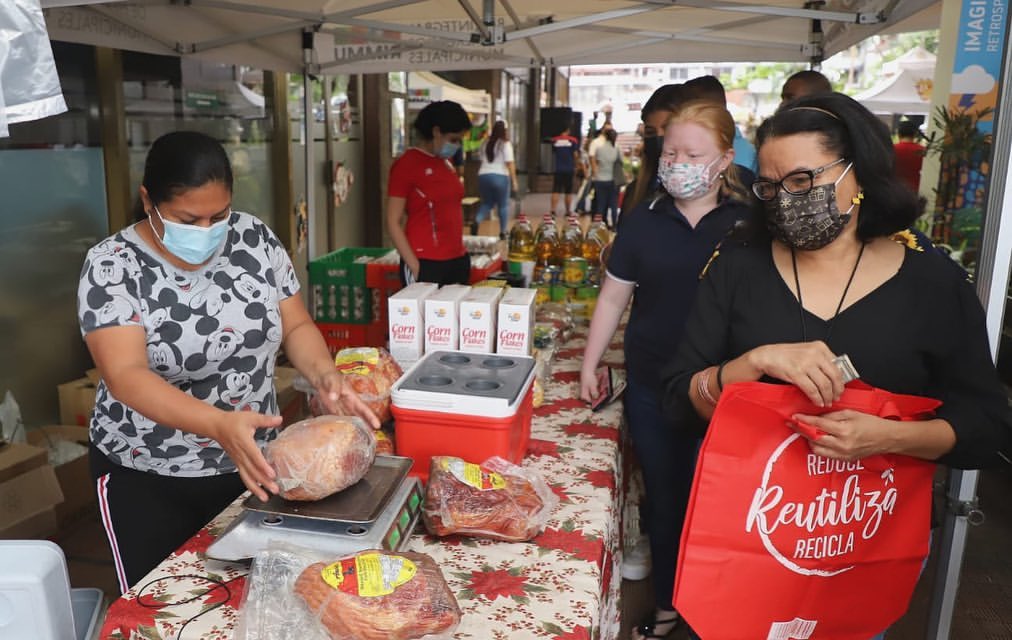 rimmupa's tweet photo. Recuerda que en la Feria de Alimentos Rimmu puedes encontrar alimentos de calidad a precios bajos y más cerca de ti. 

Aun tienes tiempo de llegar a la planta baja del edificio Hatillo, Alcaldía de Panamá donde tenemos puestos de legumbres, chuleta ahumada, zanahorias entre otras https://t.co/c54fRguSZ7