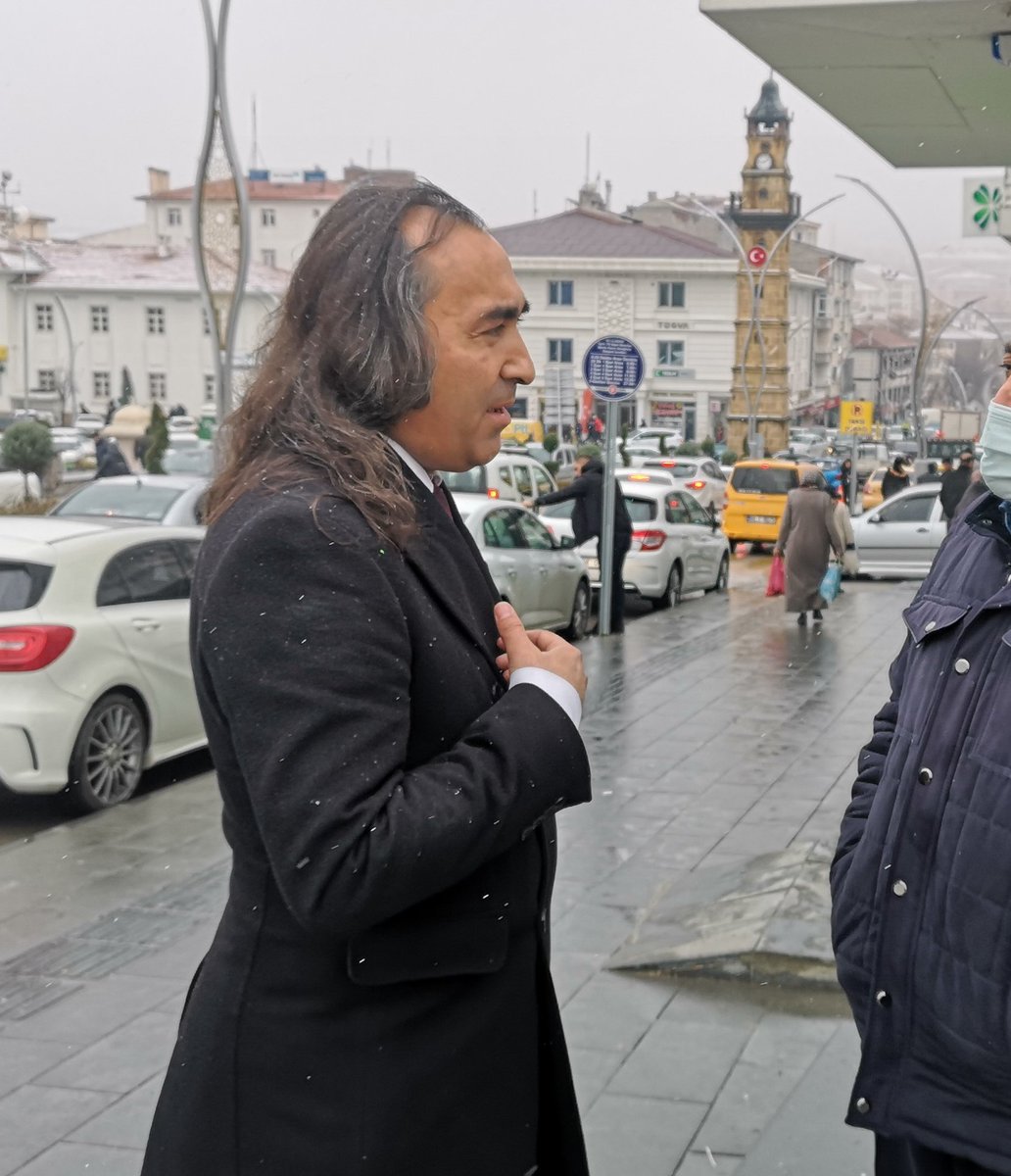 Samimiyet hırkasıdır sırtımızdaki. Kağıttan veya promterdan okuyup konuşmayız. İnandığın kalbinden diline dökülür sonra eyleme. Bir bütün olur bu hal. Duyguların imitasyonu olmaz. Muhabbetle bekleriz bu noktada buluşmayı. Tohum ekeriz gönüllere sonrası tevekkül. #Gelecek #yozgat