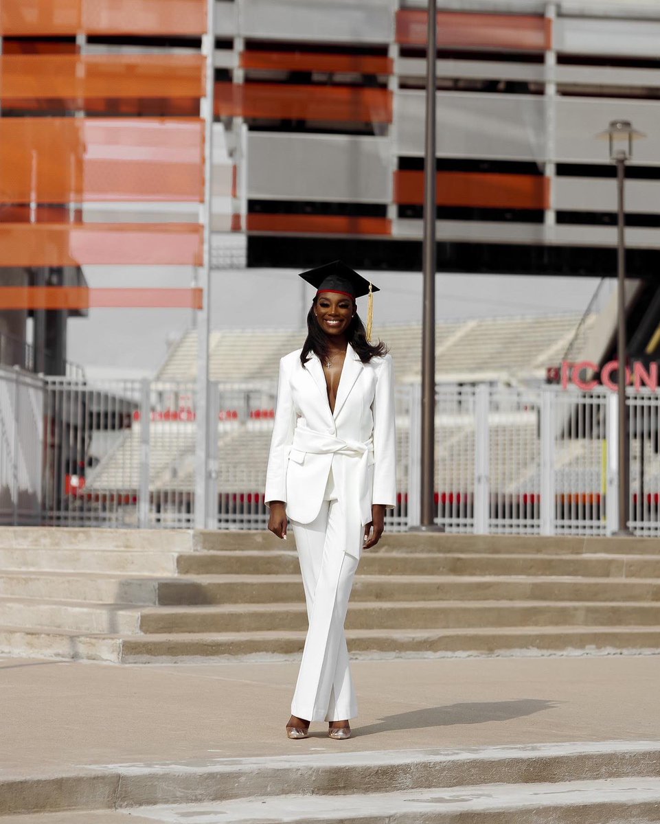 iamsensationalk's tweet photo. She Believed She Could , So She Did🖤
#futurelawstudent 
#GoCoogs 🐾
#UH21
#alumnaestatus https://t.co/yn6xOanXAp