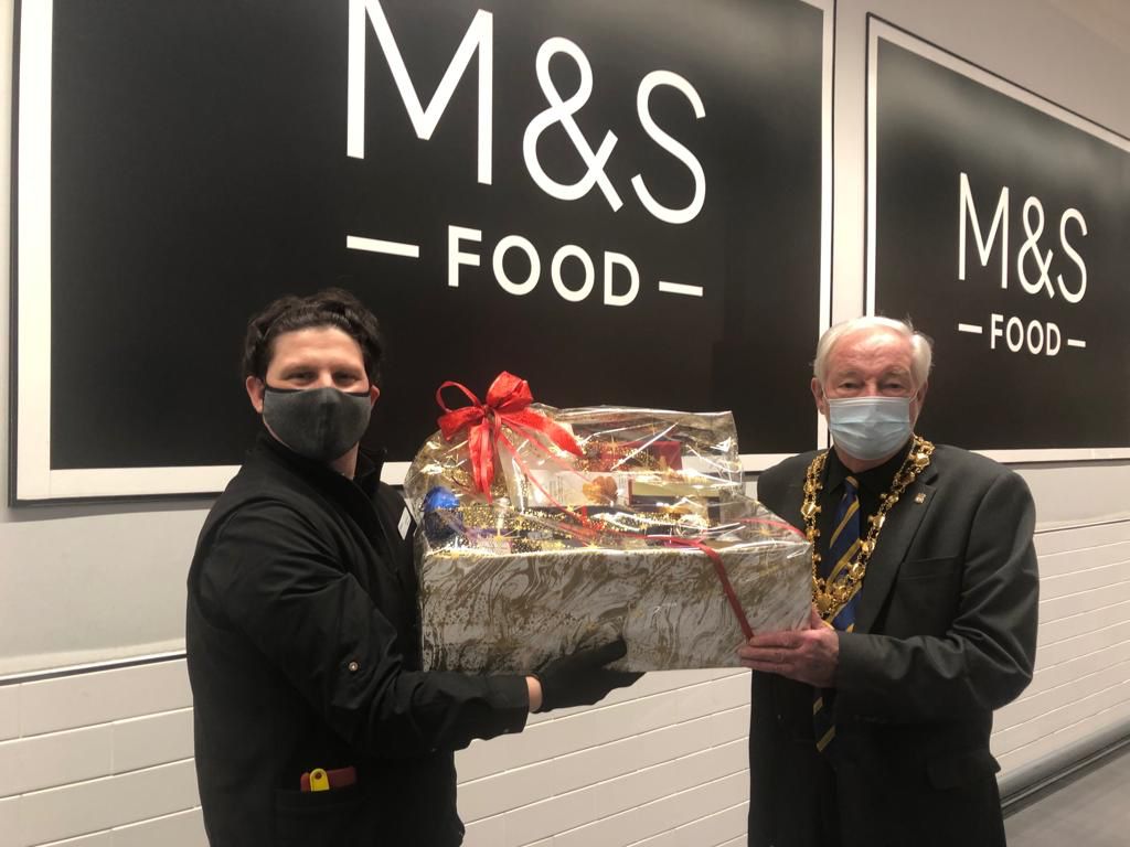 Jackson Gardens recieved a visit from the Mayor of Knowsley Town Council Dennis Baum with a donation gift for one of our lucky tenants. <a href="/Dawnpspeed/">Dawn Speed</a> <a href="/ForHousing/">ForHousing</a> <a href="/BoothmanRosalyn/">Rosalyn Boothman</a> <a href="/Hannah3Ford3/">Hannah Ford</a> @LyndseyJG1 #jacksongardens #MarksAndSpencer #donations #gift