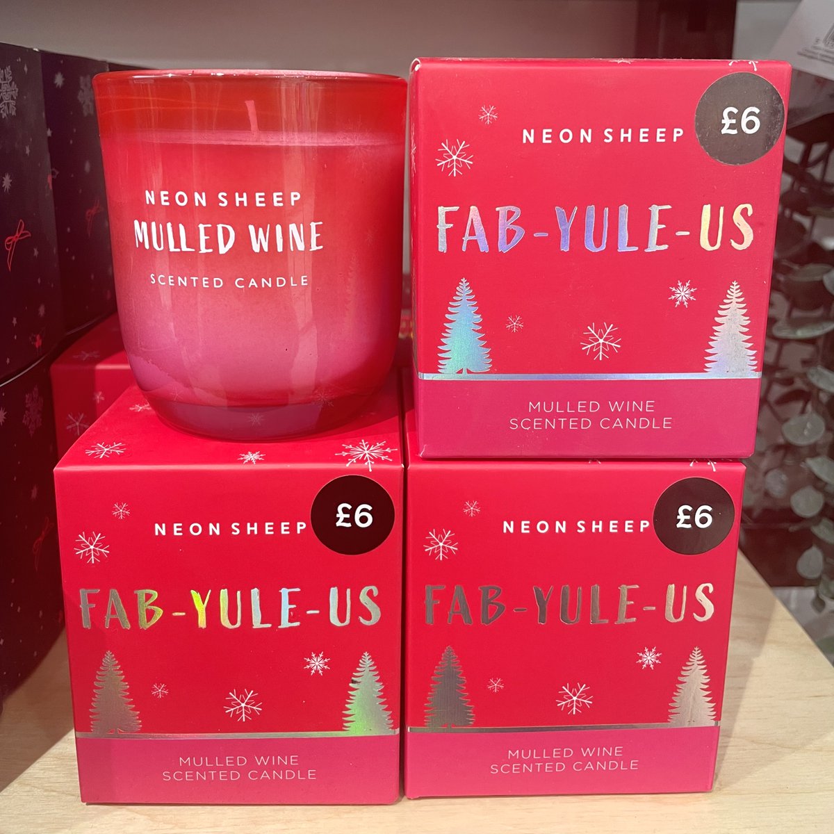 🎶Christmas time, mistletoe and (mulled) wine 🍷 Light up your home with the festive scent of our mulled wine candle🕯️