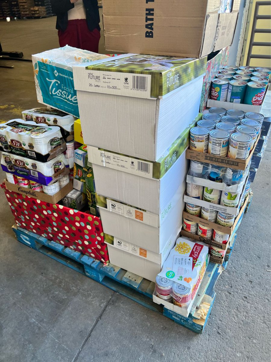 eHammersmith's tweet photo. 700 pounds donated to @FoodBankRockies! Great job, Team! #leadersincommunitymanagement https://t.co/PwxfWGuFB6