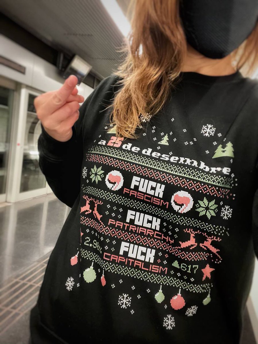 jordicalvis's tweet photo. Per si voleu descarregar-vos l’arxiu del fu***** christmas jumper ‘Fu** Fu** Fu**’, que vam perpetrar amb l’@annapasqual, per fer-ne el que sàviament vegeu convenient dins o fora de la legalitat, aquí us el deixem amb tot l’amor ❤️:

📎https://t.co/EyJilDtfjL https://t.co/UTcpyuJCEA