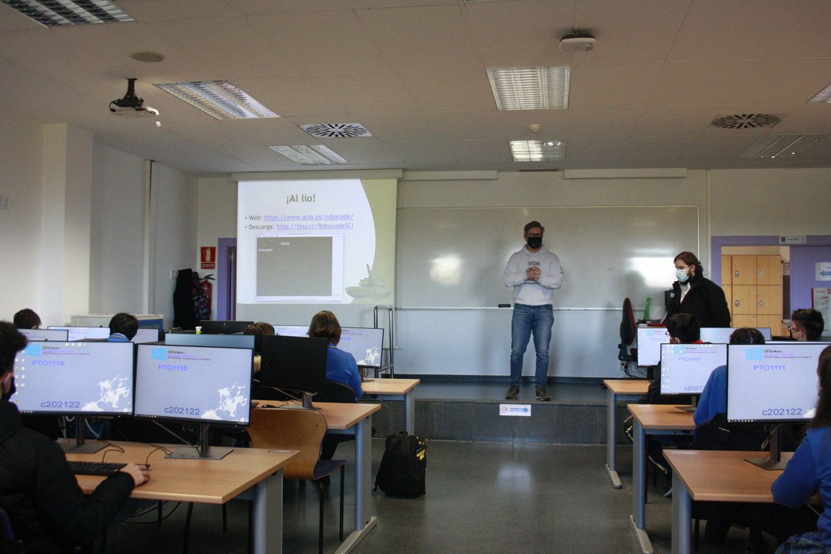 oteaucm's tweet photo. ¿Qué mejor forma de acabar el año que con nuestra formación de #Robocode?
Hoy, estudiantes del @Colegio_Alkor han visitado @informaticaucm y han programado increíbles carros de combate.
Especial mención para "Paimon", el cual salió victorioso prácticamente siempre 💪💪💪. https://t.co/yXlvNVY3a8
