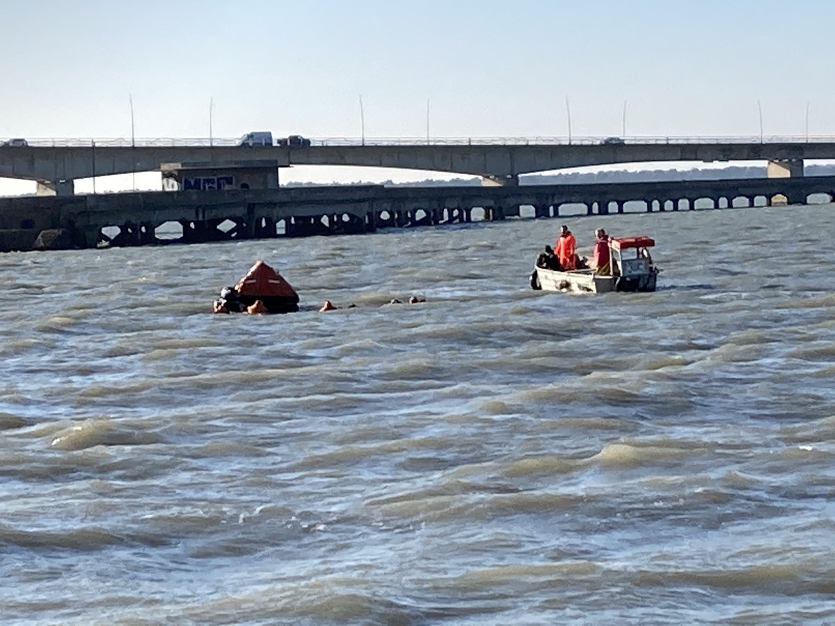 FredericCartaud's tweet photo. #DesHommesALaMer Opération « sauvetage en mer » pour des marins stagiaires au lycée de la mer #Bourcefranc #Glagla 😉 #Oleron reportage à découvrir ce soir 18h50 sur @F3PoitouChtes https://t.co/jc13qyhLp9