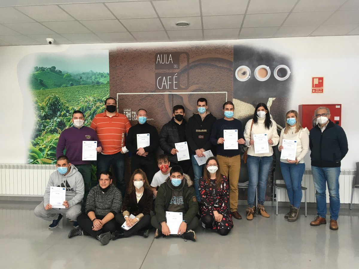 Hoy ha tenido lugar el acto de clausura del Curso de Certificado Profesional de fabricación de productos de cafés y sucedáneos del café que se ha desarrollado durante las últimas semanas en el #auladelcafe que @PalenciaAyto 👇