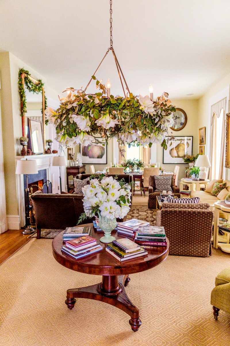 PAllenSmith's tweet photo. Every year I pick a Christmas decorating theme, drawing inspiration from everyday items or materials from the garden. This yearโs theme is completely nature-inspired, and I am thrilled to share it with you all! โฅ๏ธ #pallensmith #christmas #seasonaldecor #christmas2021 https://t.co/ujFsguLZCz
