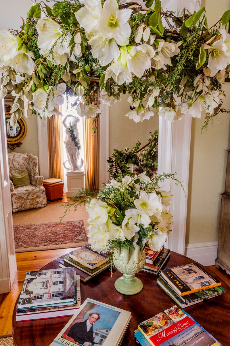 PAllenSmith's tweet photo. Every year I pick a Christmas decorating theme, drawing inspiration from everyday items or materials from the garden. This yearโs theme is completely nature-inspired, and I am thrilled to share it with you all! โฅ๏ธ #pallensmith #christmas #seasonaldecor #christmas2021 https://t.co/ujFsguLZCz