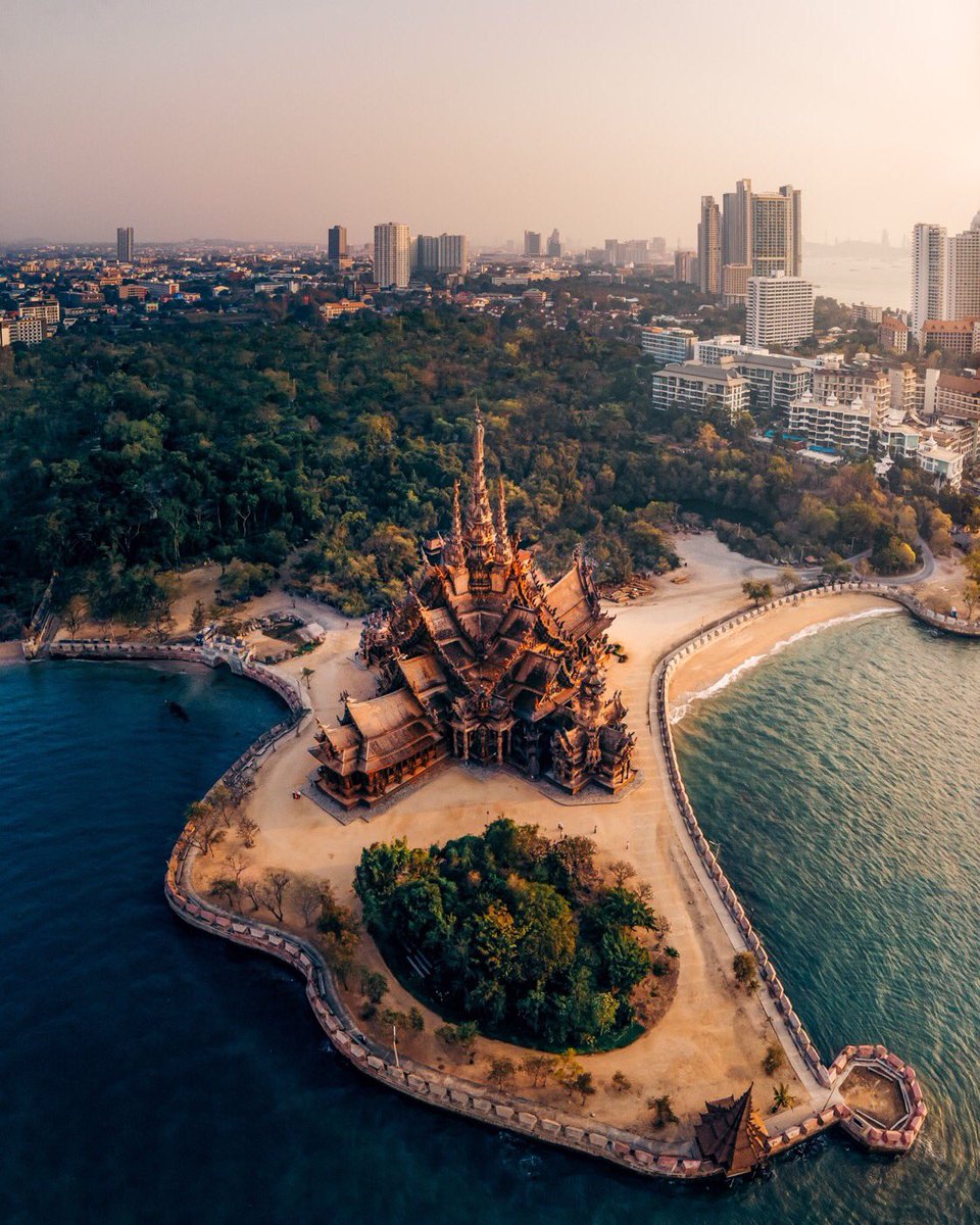 The Sanctuary of Truth, Pattaya, Thailand 🇹🇭
📸: asiaandbeyond           #NaturePhotography #travelphotography #landscape #photo