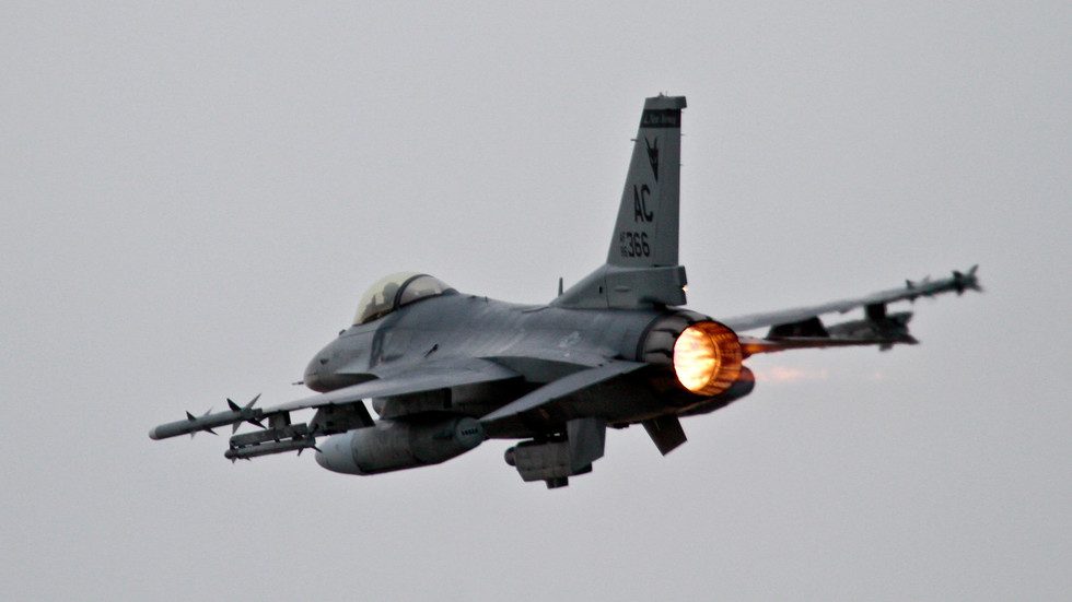 GMC2014Americas's tweet image. FBI sets up another sting operation against a 40yr TOP Secret #DOD contractor.-fired from his job because He showed an interest in @GovernmentRF . John Murray Rowe Jr. met with @FBI Russian #spyagent;divulging knowledge about USA’s national security &amp;amp; @usafpressdesk fighterjets.