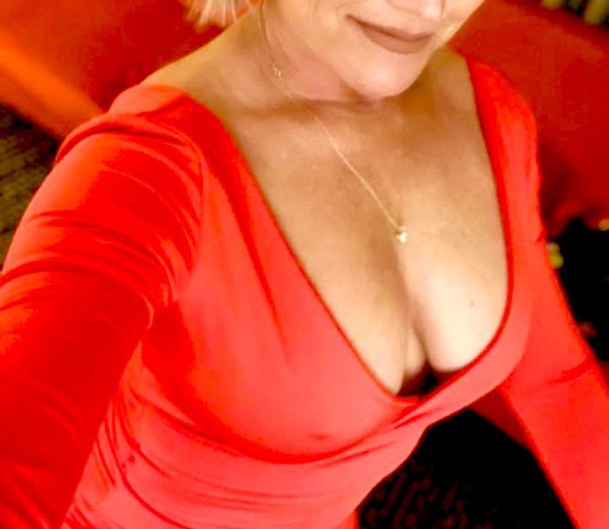 #FridayFeels Invite me to your office Christmas Party 🎄 #Hotwifenight   https://t.co/PZWDqg8VfD https://t<a href="/tag/fridayfeels"class="tags">#FridayFeels</a><a href="/tag/hotwifenight"class="tags"><span>#hotwifenight</span></a>