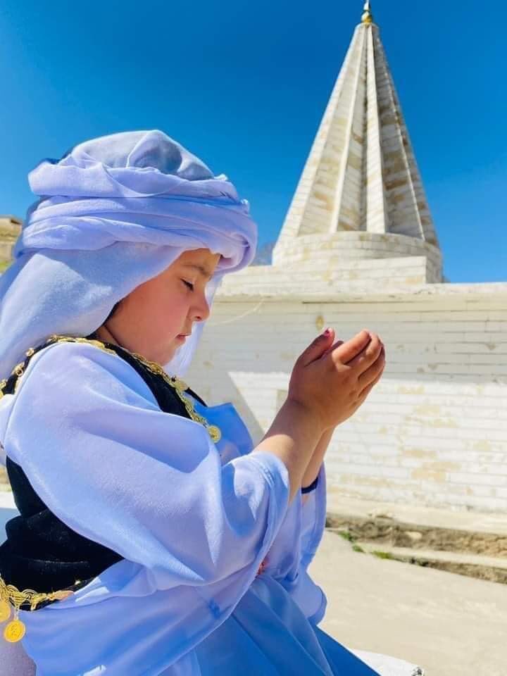 BilalRojava's tweet photo. Ez çûm Dîwana Îlahî, 
Min li wir dît xweşî û Şahî,  
Serê her tiştî Tifaq û Tevahî... 

Cejna Êzî li tevahîya gelê me pîroz be. 

@Feleknasuca 
#ezidi #êzîdî #ezidixan #singal #şengal #lalis #lalish #bilalrojava https://t.co/H7HxHPATky