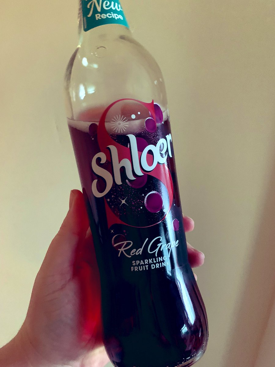 AmandaFBelfast's tweet photo. Sh*t’s got serious. I’ve cracked open a bottle of red❤️🙃#hohoho #shloer https://t.co/frc917zN2P