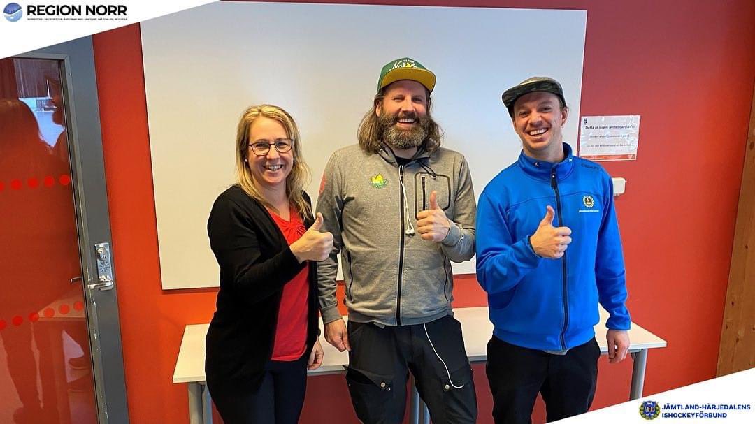RegionNorr's tweet photo. I Östersund är planering av föräldrautbildning i gång. 
I januari bjuder ÖIKs Fredrik Blix tillsammans med Hockeykontorets Ingela Asplund och RF-SISUs Wictor Lundström in alla föreningens föräldrar till utbildning med Hemmaplansmodellen. 

Läs mer på: https://t.co/Jxs8bZ4ZfJ https://t.co/fpCVnuPyWQ