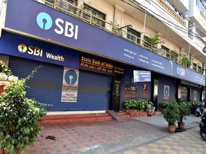 mritusmoii's tweet photo. The country's largest lender, State Bank of India (SBI), has raised its benchmark lending rate or base rate by 0.1%, a move that other lenders may follow.

Download the app for more news! 
https://t.co/JNj1PFIG6b https://t.co/NwdZwJ9stL