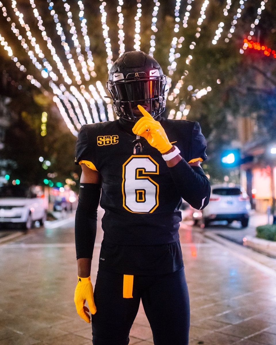 AppState_FB's tweet photo. 👀 All black unis for tomorrow’s @BocaBowl. All-American @Steven2_Jones with the fit 🔥

#GoApp #BeatWKU https://t.co/GOny4BXRC0